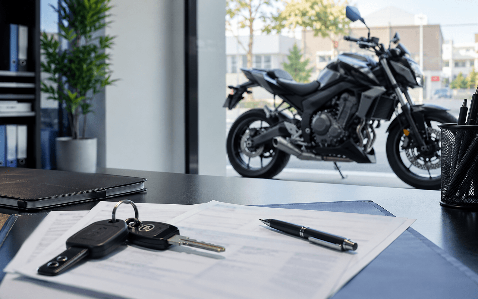 Passaggio di proprietà moto con documenti e motociclo